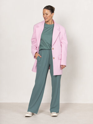 Oversized Blazer Tilda. A blazer is a staple that should not be missing in your wardrobe. Go for this pastel pink variety...