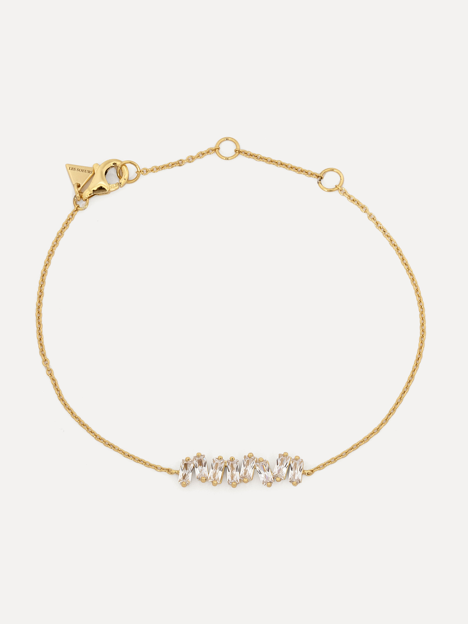 Les Soeurs Bracelet Harry Baguette 4. Créez un look raffiné et glamour avec ce bracelet intemporel, où les petites pierre...