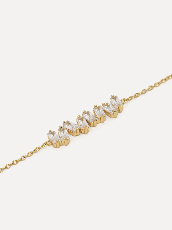 Les Soeurs Bracelet Harry Baguette. Create a refined and glamorous look with this timeless bracelet, where the small bagu...