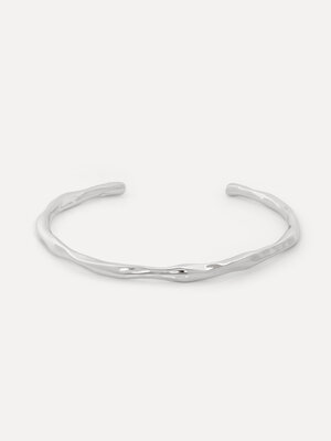 Bracelet Miro. This bracelet with a hammered finish has fine curves that perfectly hug the wrist. The minimalist aestheti...