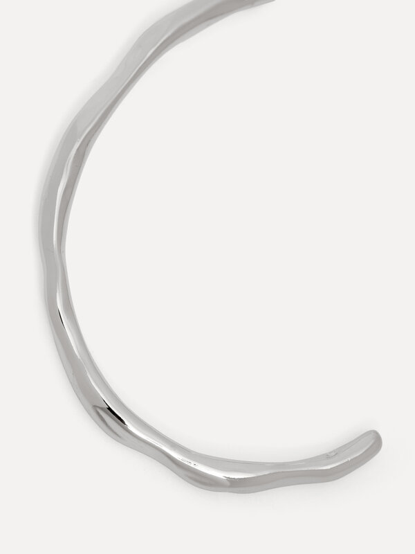 Les Soeurs Bracelet Miro 4. This bracelet with a hammered finish has fine curves that perfectly hug the wrist. The minima...