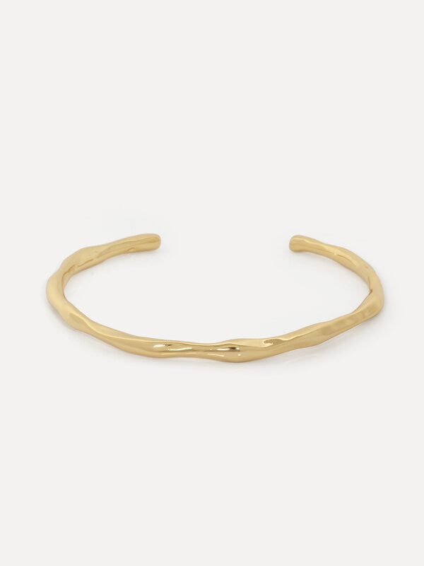 Les Soeurs Bracelet Miro 1. Ce bracelet à la finition martelée présente des courbes délicates qui entourent parfaitement ...