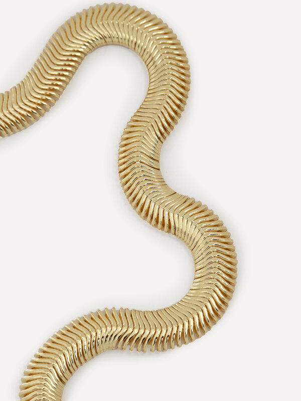 Les Soeurs Bracelet Mara Herringbone 5. This timeless bracelet features elegant herringbone links to give this classic de...