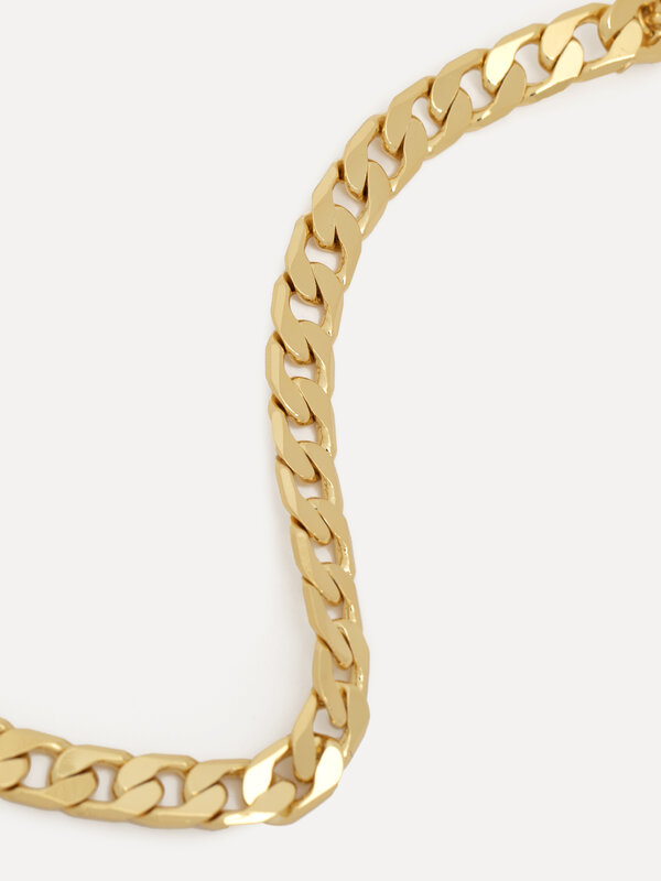 Les Soeurs Bracelet Mara Flat Curb Chain 2. This timeless curb chain bracelet features flat square links to give this cla...