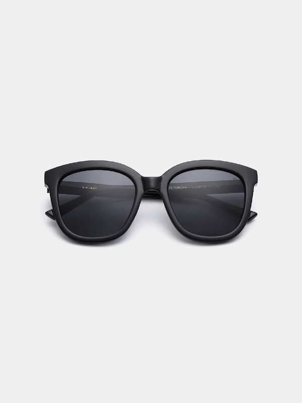A.Kjaerbede Zonnebril Billy 1. Billy is een verfijnde en elegante oversized stijl voor degenen die hun zonnebril groot en...