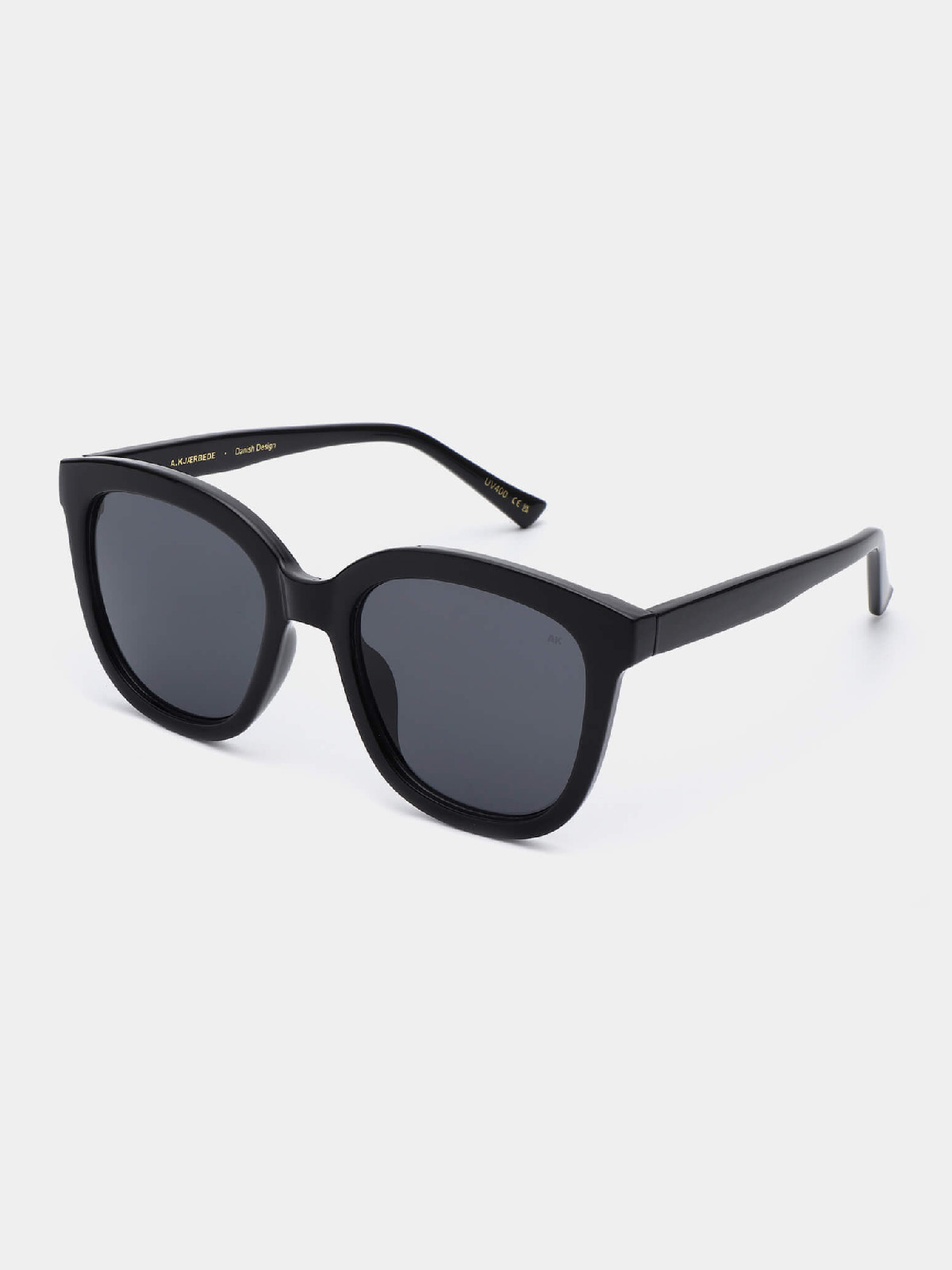 A.Kjaerbede Zonnebril Billy 4. Billy is een verfijnde en elegante oversized stijl voor degenen die hun zonnebril groot en...