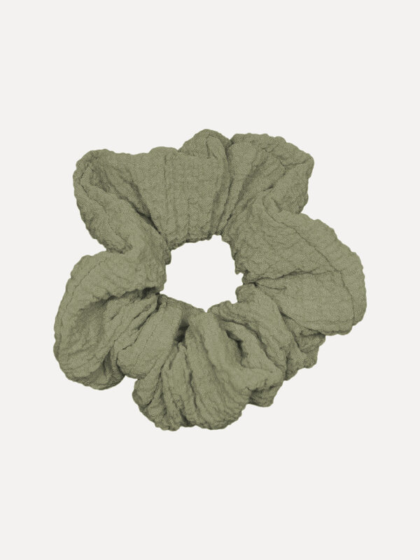 Les Soeurs Scrunchie Elsa 1. Keeping your hair out of your eyes in a fun way? With this beautiful, textured scrunchie you...