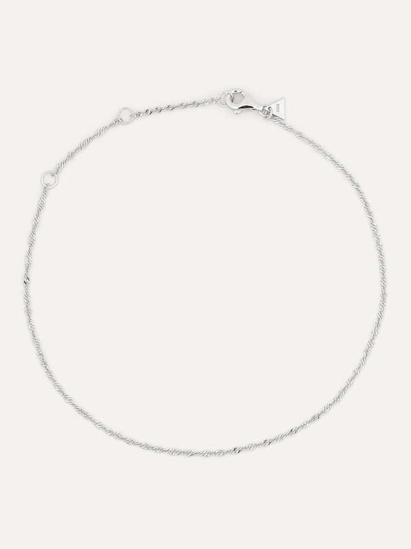 Les Soeurs Anklet Helle Twisted 3. Crafted with a timeless infinite twist, this anklet is a contemporary statement for bo...