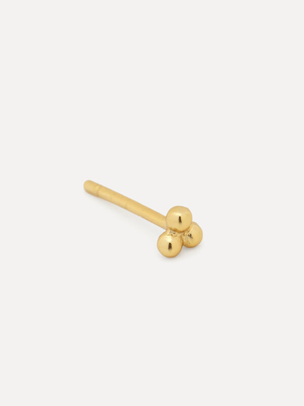 Les Soeurs Boucle d'oreille Jolie Triple Dot 3. Cette boucle d'oreille est un complément parfait et subtil à votre oreille!