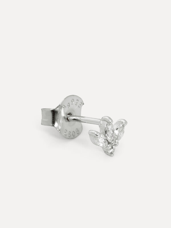 Les Soeurs Earring Jolie Triple Leaf 3. This stud earring with three stones makes your ear shine!