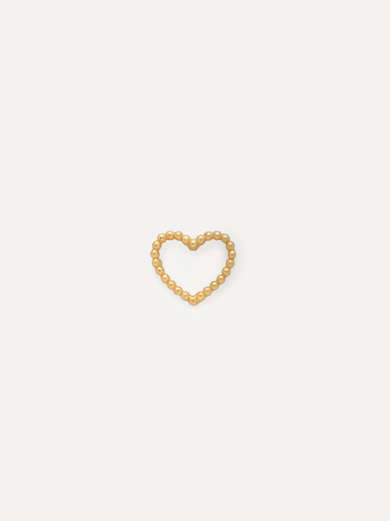 Les Soeurs Oorbel Jolie Dotted Heart 4. Deze kleine hart oorbel heeft een uitgesneden binnenontwerp en is geaccentueerd m...