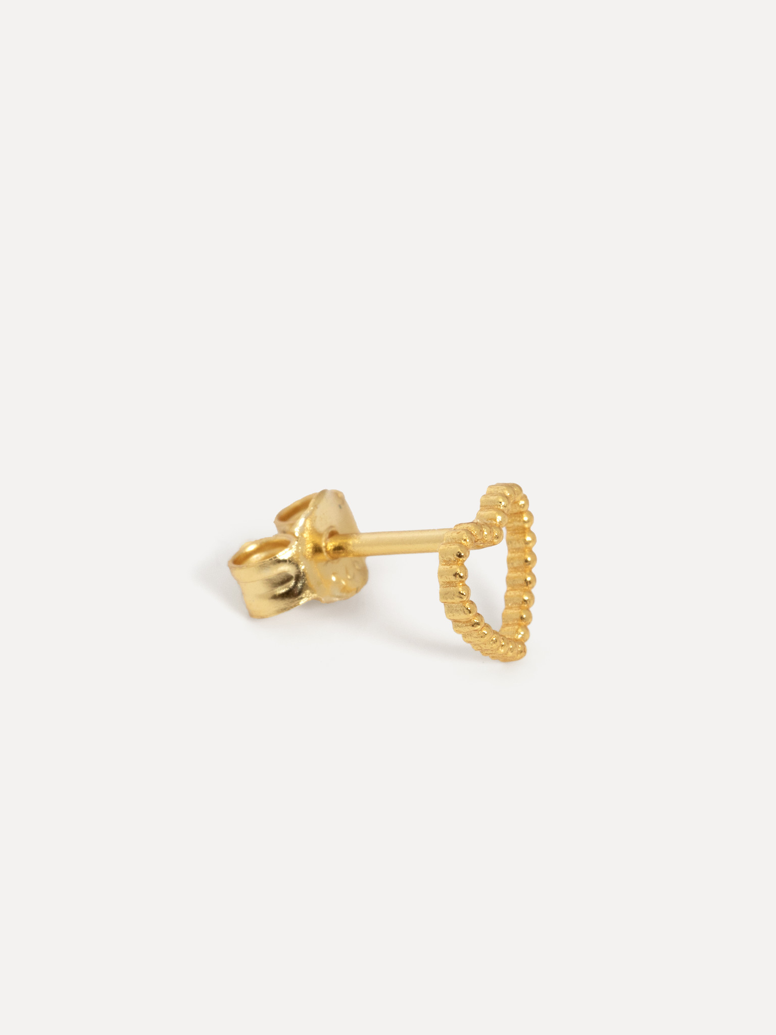 Les Soeurs Oorbel Jolie Dotted Heart 1. Deze kleine hart oorbel heeft een uitgesneden binnenontwerp en is geaccentueerd m...