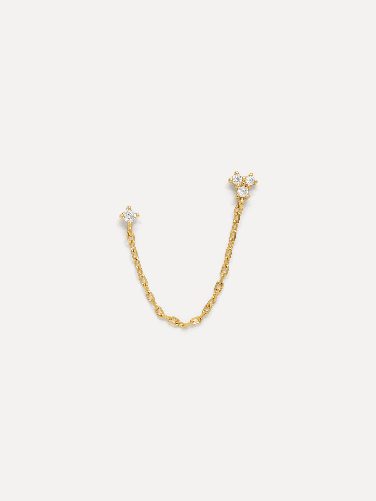 Les Soeurs Lira Double Stud Chaîne 4. Ajoutez une touche de sophistication à votre tenue de tous les jours avec cette dél...