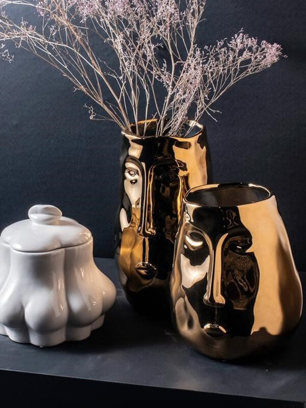 Gusta Golden vase with face 2. This vase is anything but boring. This trendy item made of dolomite has a beautiful golden...