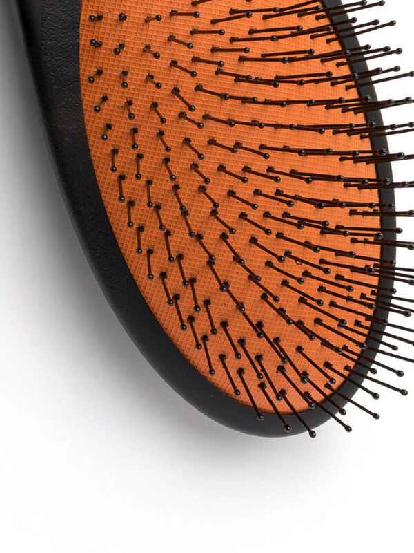 Curve-O Hairbrush Curve-O 3. The Curve-O Backstage stylist line Wet 2 Dry is a hair brush specially developed for detangl...