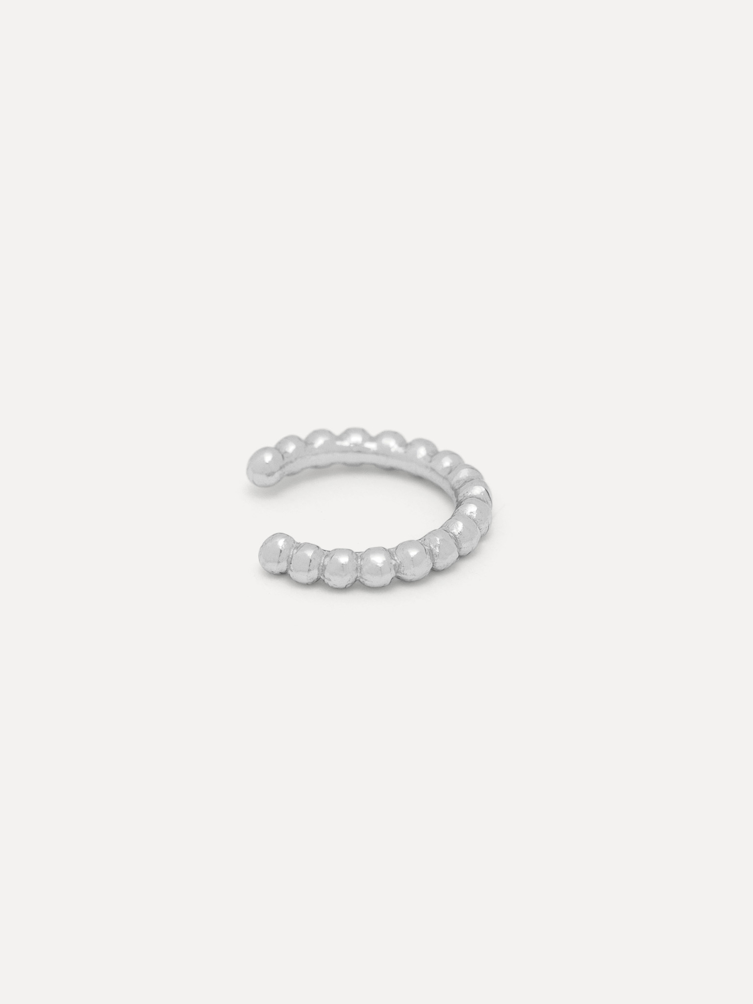 Les Soeurs Ear Cuff June Dots 1. Créez le look audacieux des boucles d'oreilles superposées, même sans piercing.  Avec se...