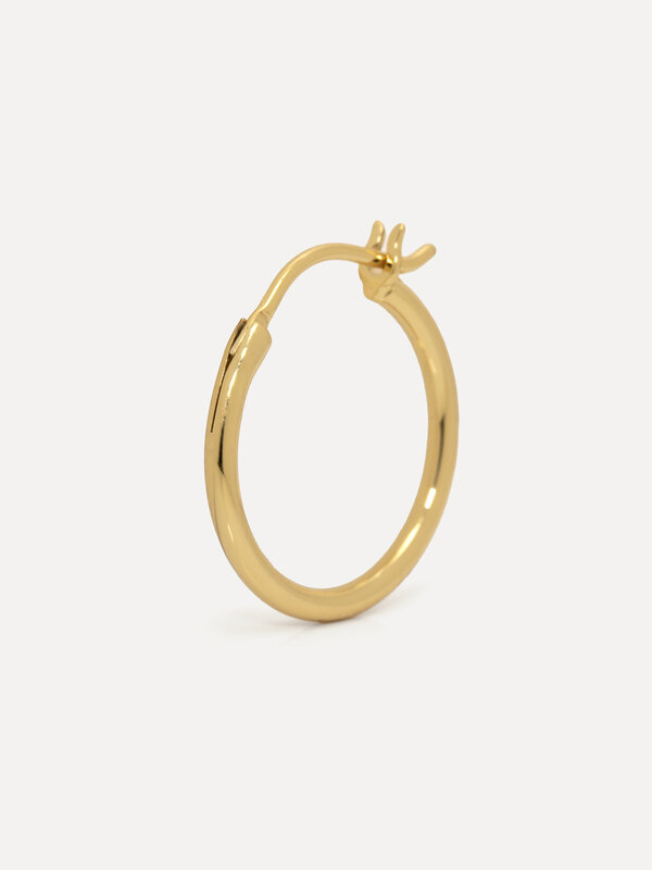 Les Soeurs Earring Jara Medium 2. These luscious gold hoop is exactly what you need this season to add a warm and elegant...