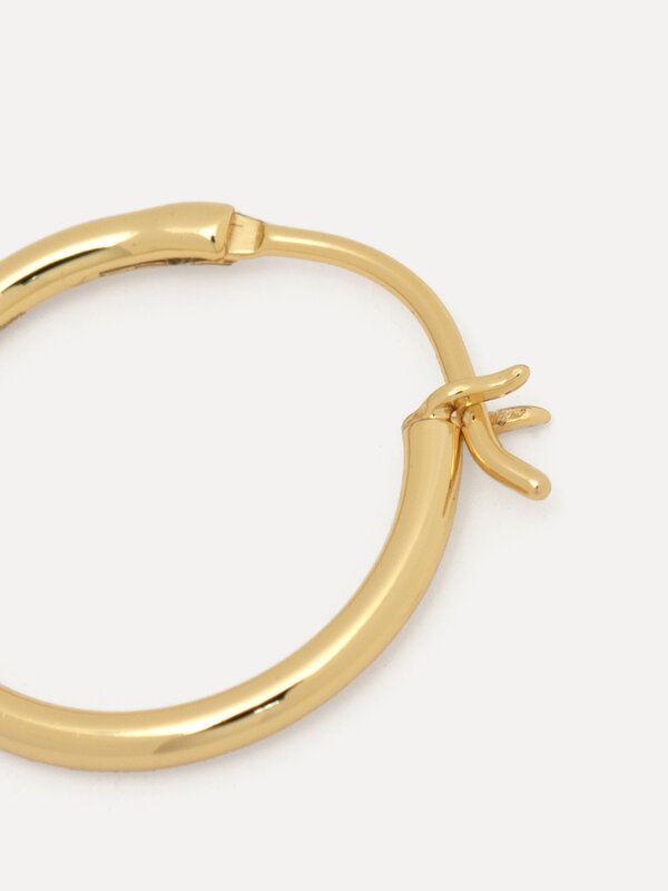 Les Soeurs Earring Jara Medium 1. These luscious gold hoop is exactly what you need this season to add a warm and elegant...