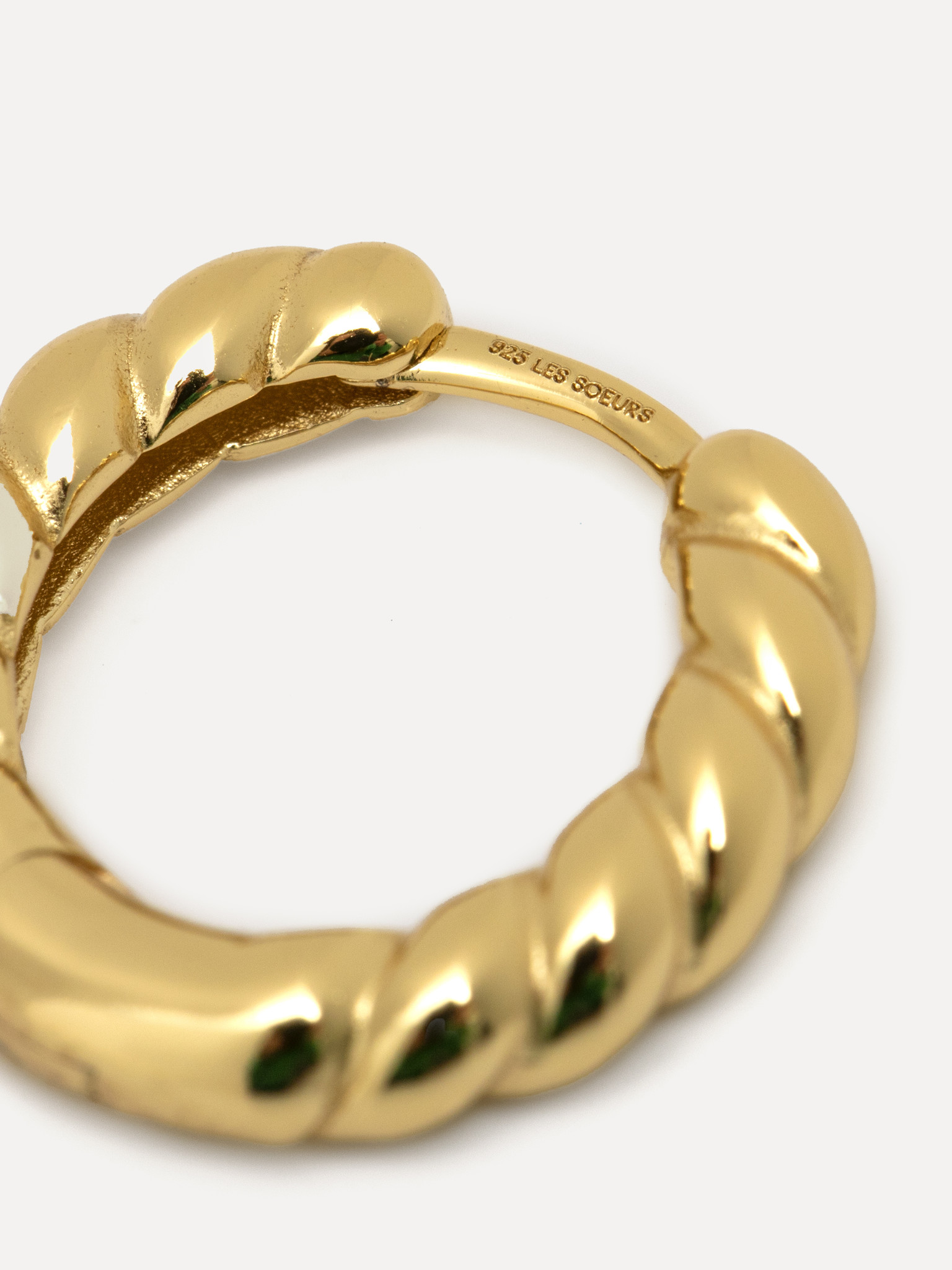 Les Soeurs Boucle d'oreille Twisted 1. Obtenir un look parisien n'a jamais été aussi facile grâce à ces boucles d'oreille...