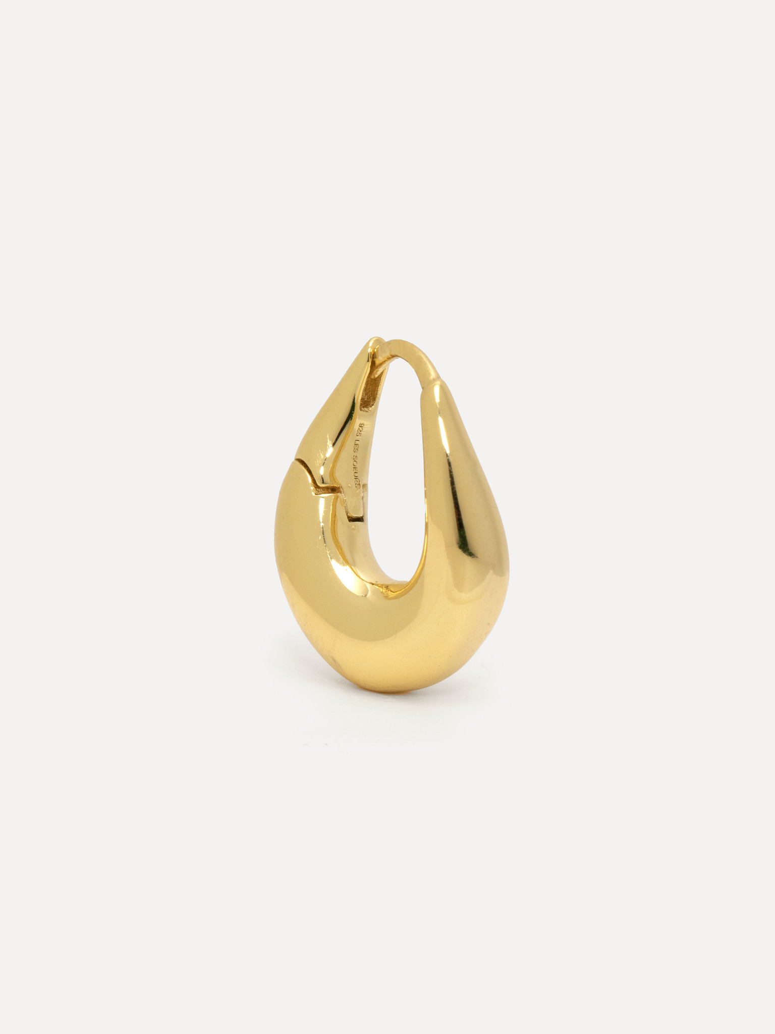 Les Soeurs Oorbel Joanne Flowy 4. Als je je alledaagse look een chic tintje wilt geven, dan is deze oorbel met een vloeie...