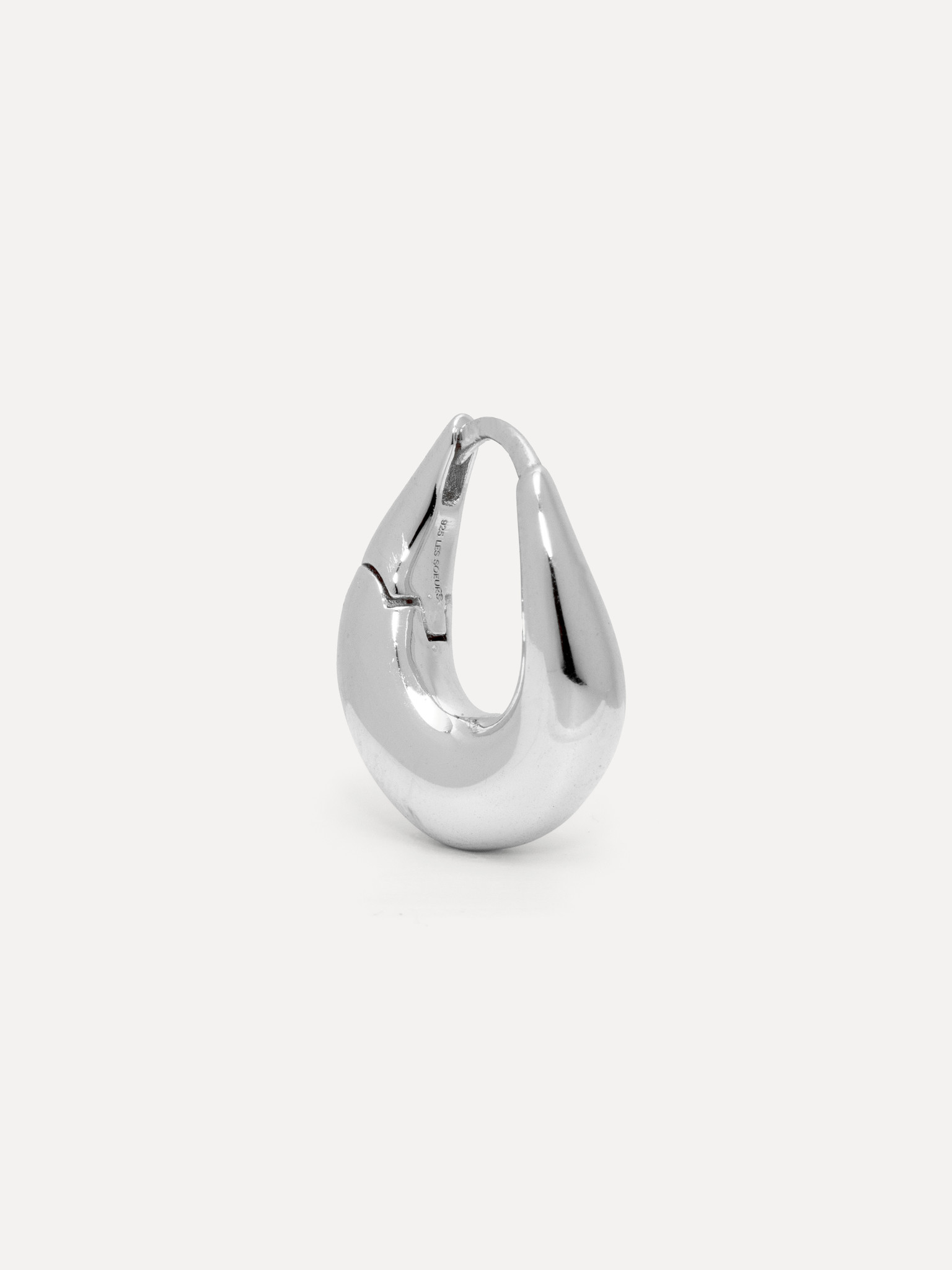 Les Soeurs Oorbel Joanne Flowy 1. Als je je alledaagse look een chic tintje wilt geven, dan is deze oorbel met een vloeie...
