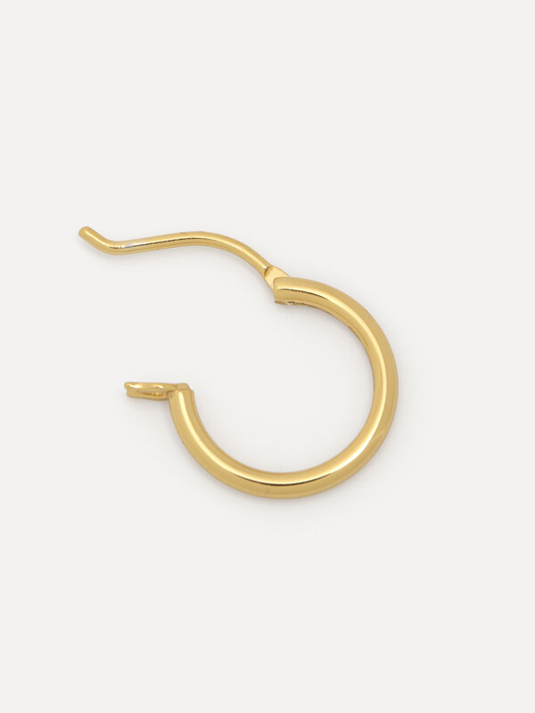 Les Soeurs Oorbel Jara Small 3. With a clean, pared-down aesthetics, this gorgeous hoop earring can be worn to any and ev...