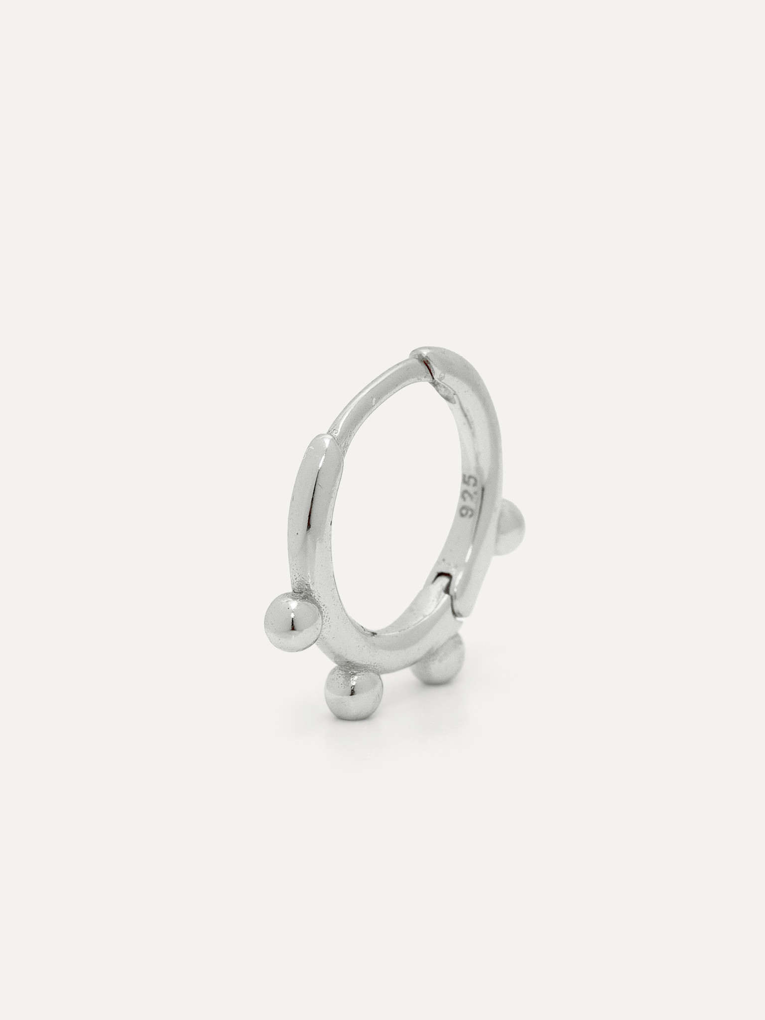 Les Soeurs Oorbel Jeanne Dots 1. Deze oorbelletjes zijn een perfecte basic. Ze kunnen elke dag gedragen worden als een su...