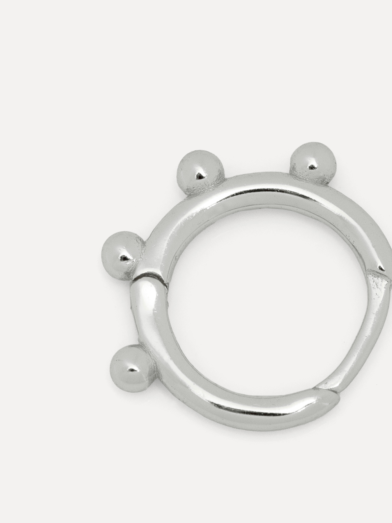 Les Soeurs Oorbel Jeanne Dots 2. Deze oorbelletjes zijn een perfecte basic. Ze kunnen elke dag gedragen worden als een su...