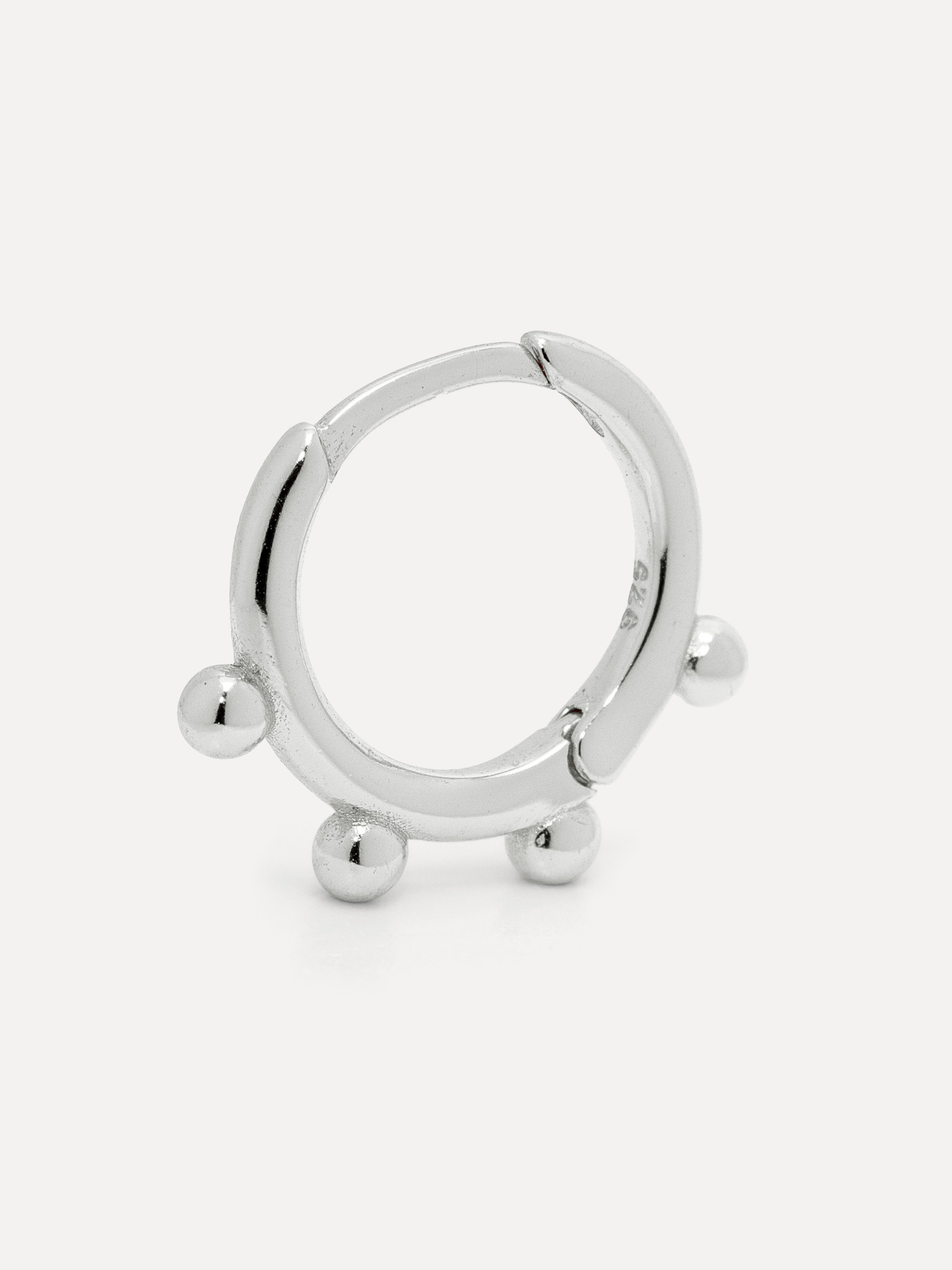 Les Soeurs Oorbel Jeanne Dots 3. Deze oorbelletjes zijn een perfecte basic. Ze kunnen elke dag gedragen worden als een su...