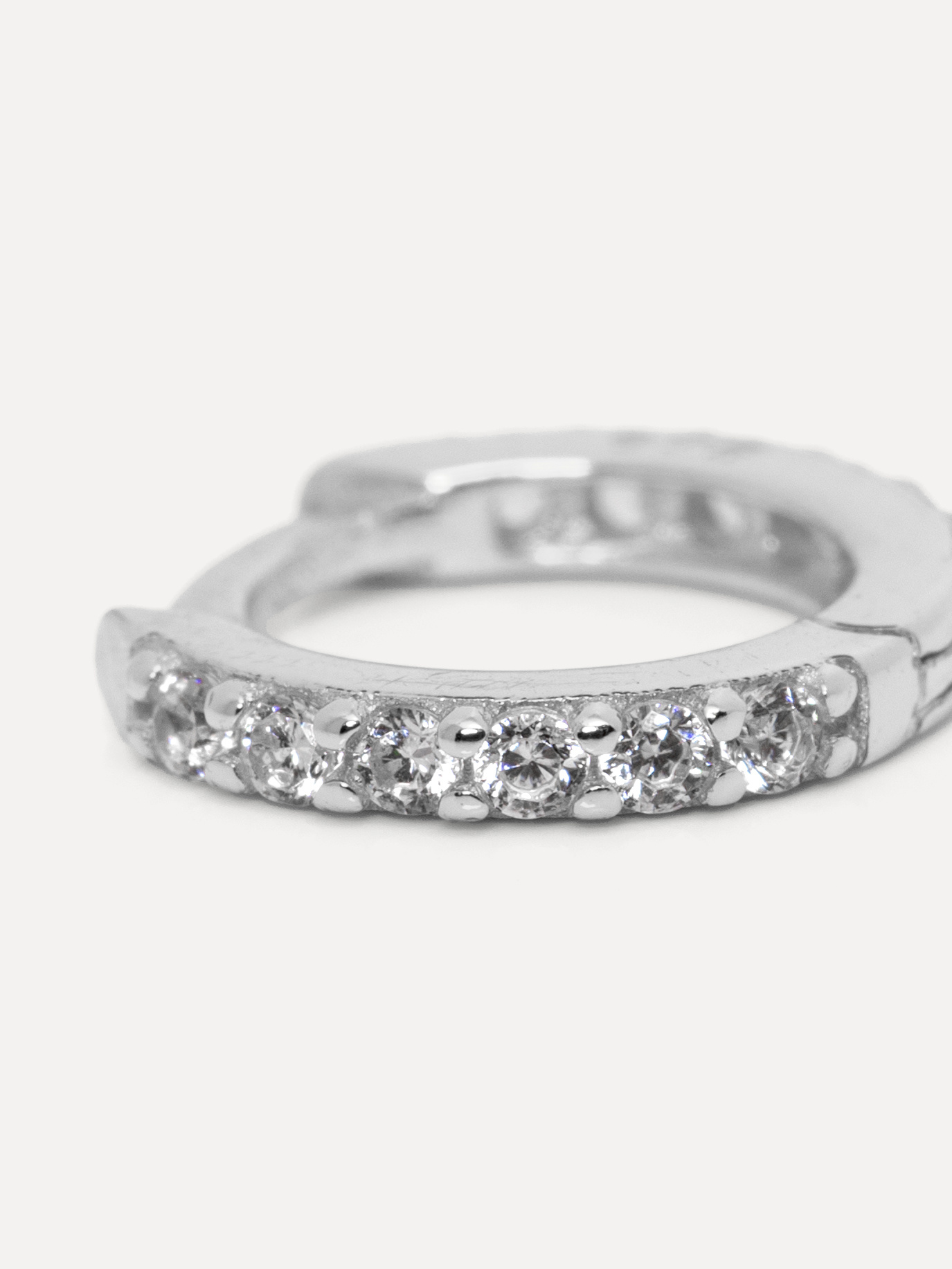 Les Soeurs Oorbel Jeanne Mini Strass 1. Dit oorbelletje doet jouw outfit helemaal stralen! Een echte musthave in jouw juw...