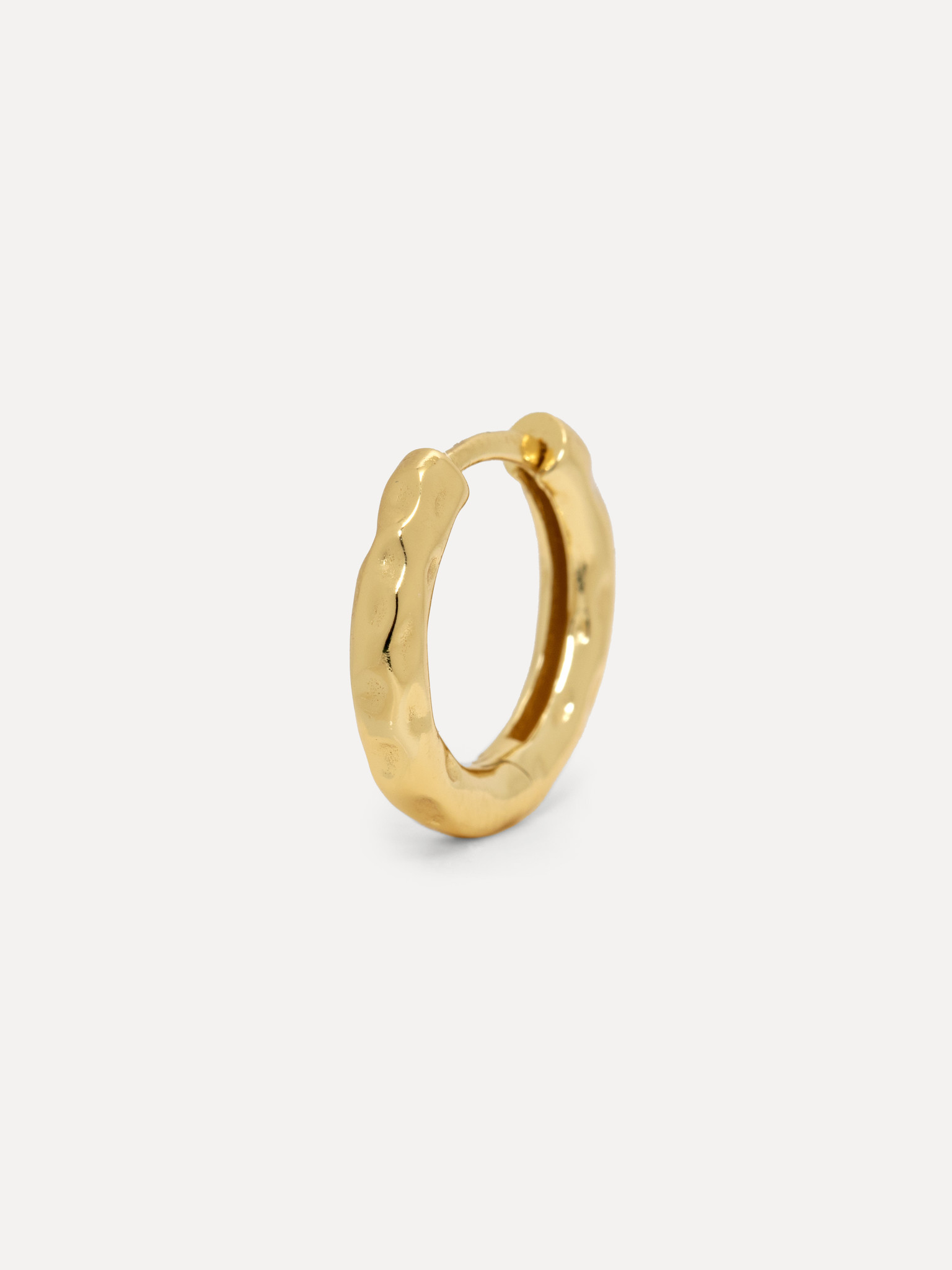 Les Soeurs Oorbel Joanne Hammered 1. Houd het klassiek met deze delicate gehamerde oorbel. Een verfijnde aanvulling om ee...
