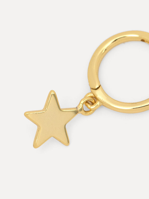 Les Soeurs Earring Jeanne Star 2. This fun earring with a star pendant is the ideal addition to your ear.