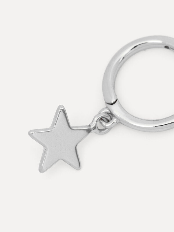 Les Soeurs Earring Jeanne Star 1. This fun earring with a star pendant is the ideal addition to your ear.