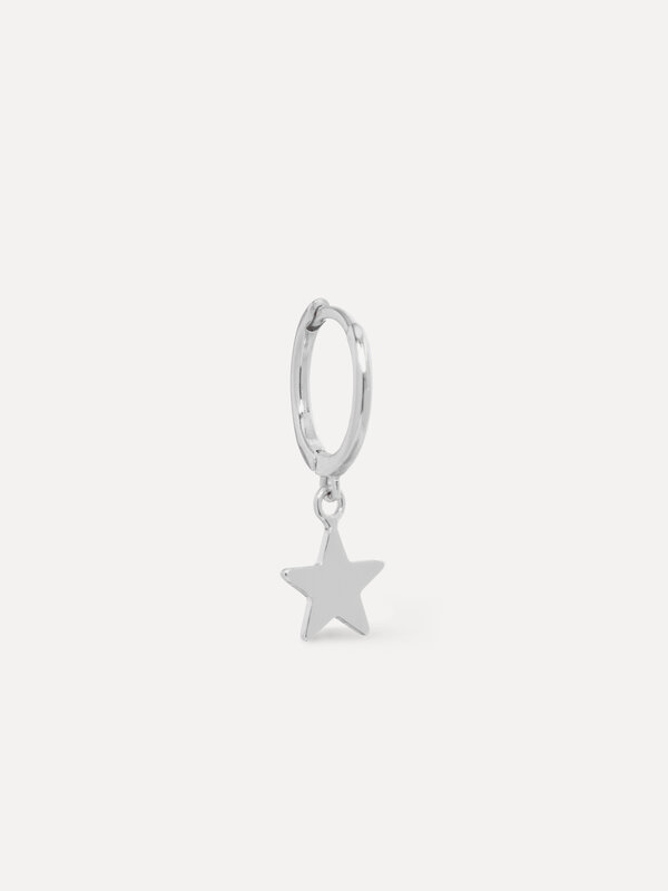 Les Soeurs Earring Jeanne Star 2. This fun earring with a star pendant is the ideal addition to your ear.