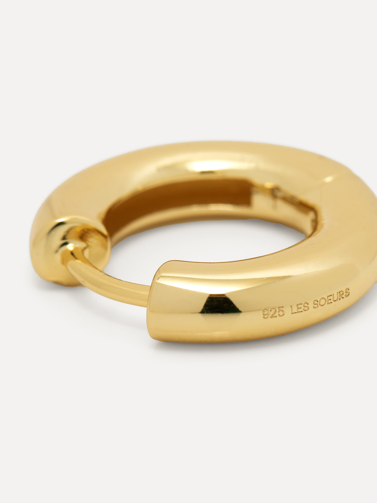 Les Soeurs Oorbel Joanne Chubby 4. Een eenvoudige, chubby,  strakke look. Combineer deze elegante oorbellen met elke outf...
