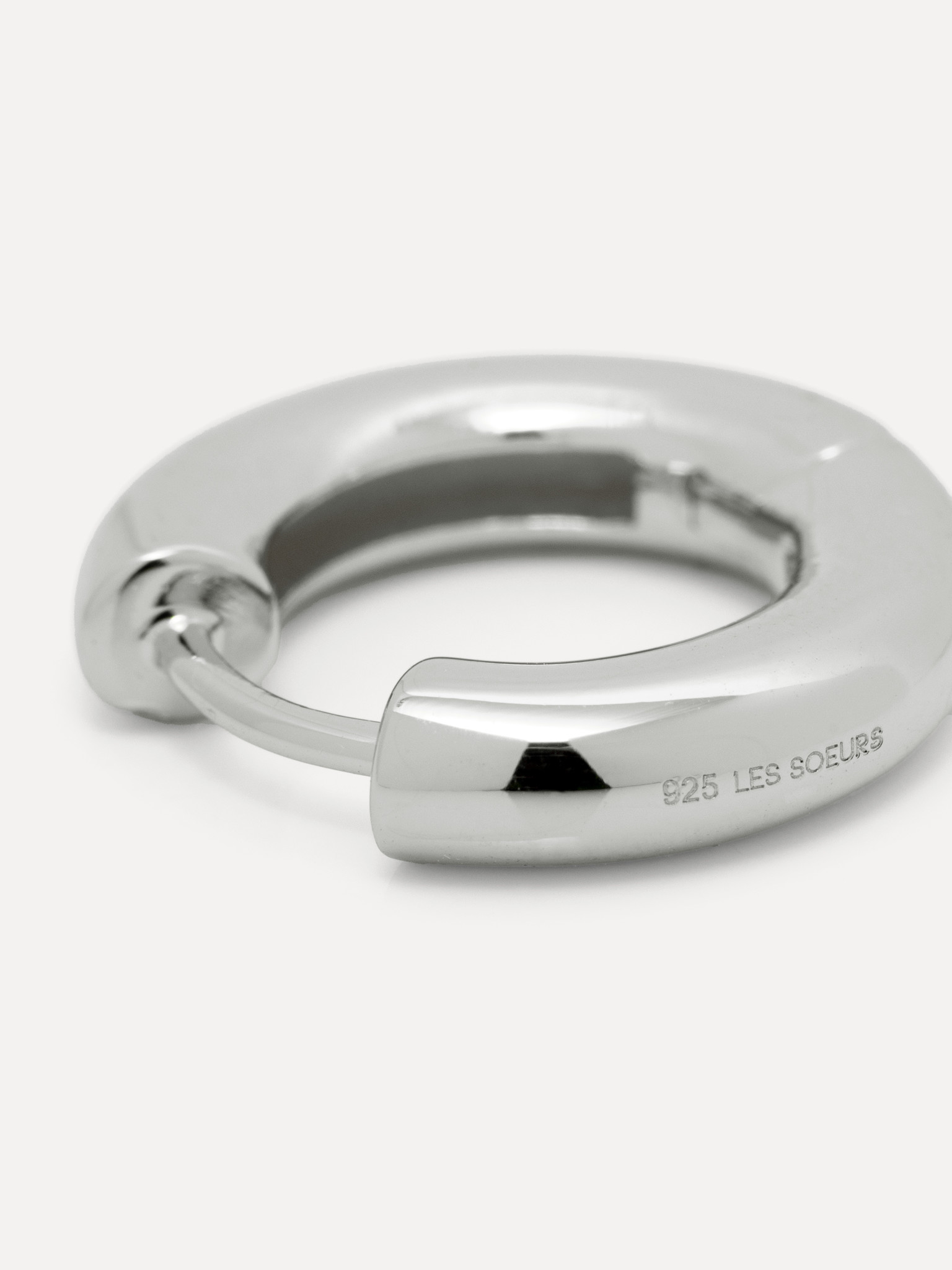 Les Soeurs Oorbel Joanne Chubby 1. Een eenvoudige, chubby,  strakke look. Combineer deze elegante oorbellen met elke outf...