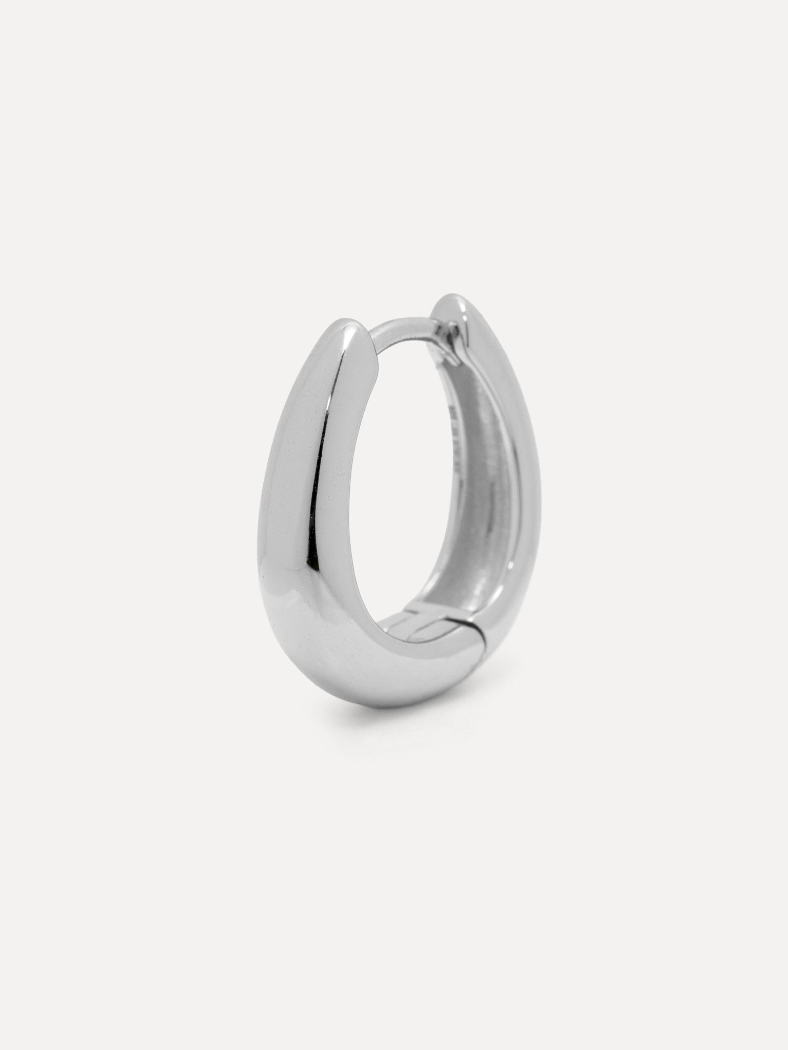 Les Soeurs Oorbel Joanne Oval 4. Deze elegante oorbel heeft een druppelvormig uiterlijk wanneer ze frontaal worden gezien...