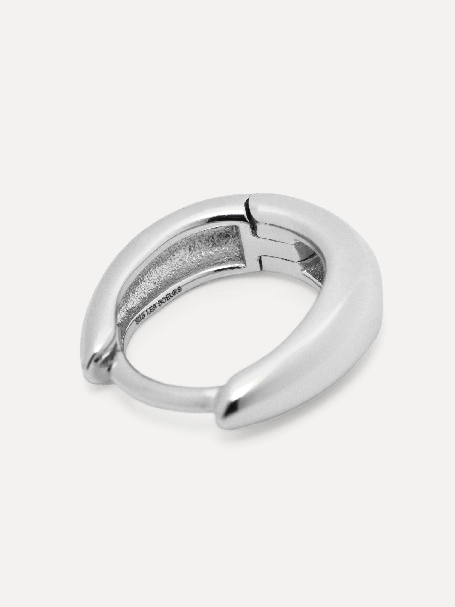 Les Soeurs Oorbel Joanne Oval Mini 4. Perfect om alleen of gestapeld te dragen, deze minimalistische gouden oorbel is de ...