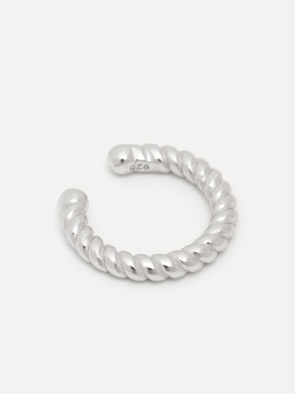 Les Soeurs Ear Cuff June Twisted 1. Complétez votre look de la manière la plus élégante avec nos boucles d'oreilles en or...