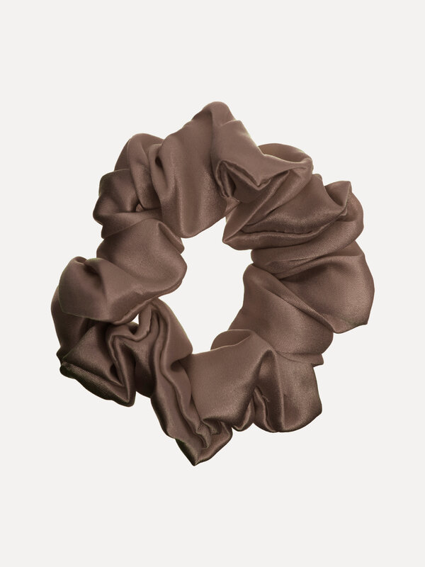 Les Soeurs Zijden Scrunchie. Zijden scrunchies zorgen voor een moeiteloze look. Deze stijl is een grotere versie. Het gla...