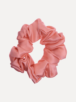 Zijden Scrunchie. Zijden scrunchies zorgen voor een moeiteloze look. Deze stijl is een grotere versie. Het gladde materia...