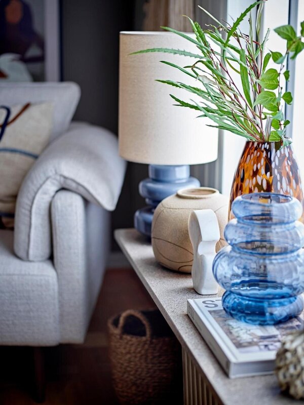 Bloomingville Tafellamp Fabiola 3. Breng licht en gezelligheid in huis met deze tafellamp. De blauwe voet van glas in een...