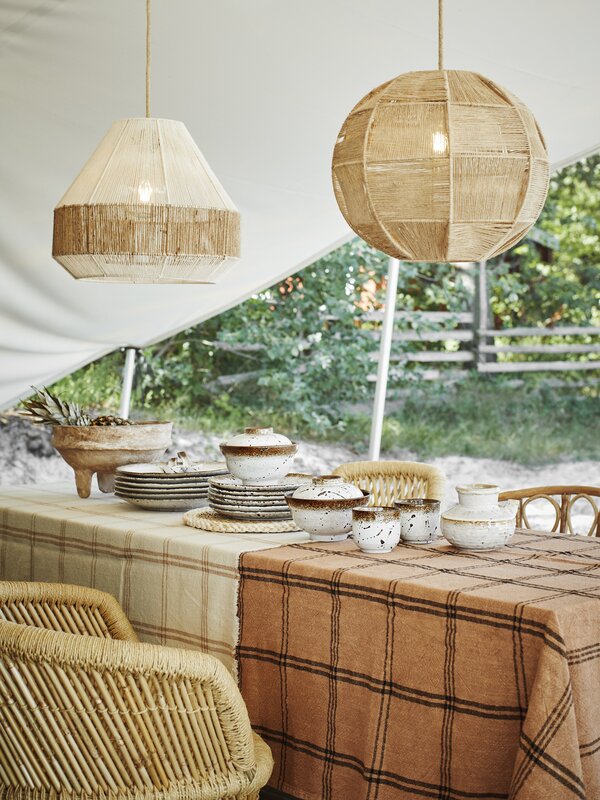 Madam Stoltz Nappe à carreaux 2. Composez une belle table d'été avec cette nappe écru à rayures beiges. Les bords sont fi...