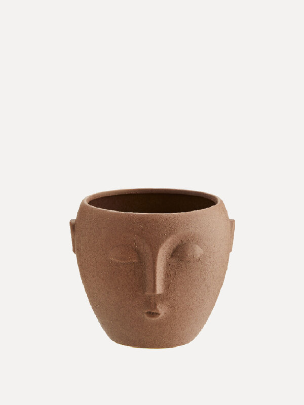 Madam Stoltz Pot de fleurs avec visage 1. Un magnifique pot de fleurs de la marque Madam Stoltz. Entièrement en poterie. ...