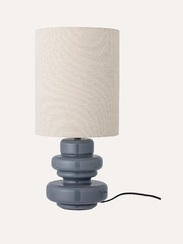Bloomingville Tafellamp Fabiola 1. Breng licht en gezelligheid in huis met deze tafellamp. De blauwe voet van glas in een...