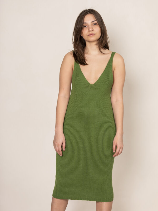 MBYM Robe mi-longue en maille Concetta Serenity 2. Cette robe midi en maille à col en V vous gardera élégante et conforta...