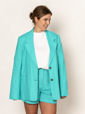 Blazer Ariska Shawna. Deze blazer in linnenmix is ideaal voor de lente en frissere zomerdagen. Je kan de blazer combinere...