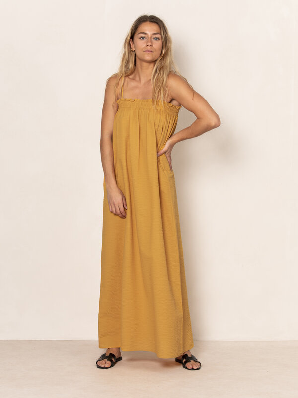 Les Soeurs Maxi dress Bobbi Leo 1. This summer you will feel comfortable and stylish with this maxi dress. With smock det...