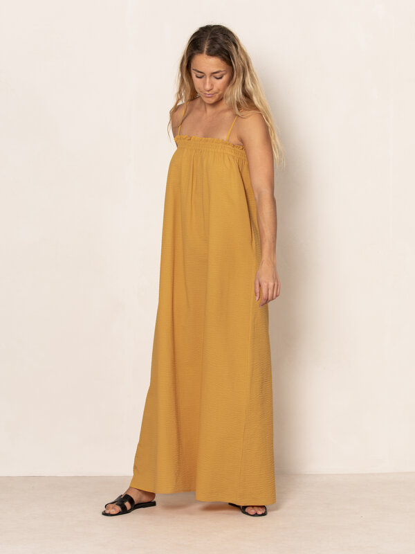 Les Soeurs Maxi-jurk Bobbi 3. Deze zomer voel jij je comfortabel en stijlvol met deze maxi-jurk. Met smockdetail bovenaan...