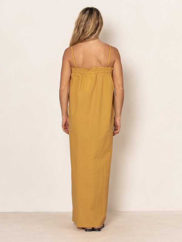 Les Soeurs Maxi-jurk Bobbi 2. Deze zomer voel jij je comfortabel en stijlvol met deze maxi-jurk. Met smockdetail bovenaan...